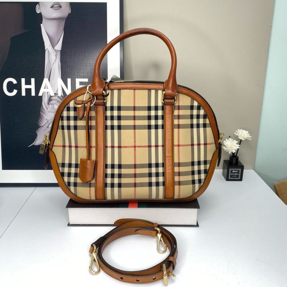 Burberry Women Pre-Loved Bag Very Good Condition